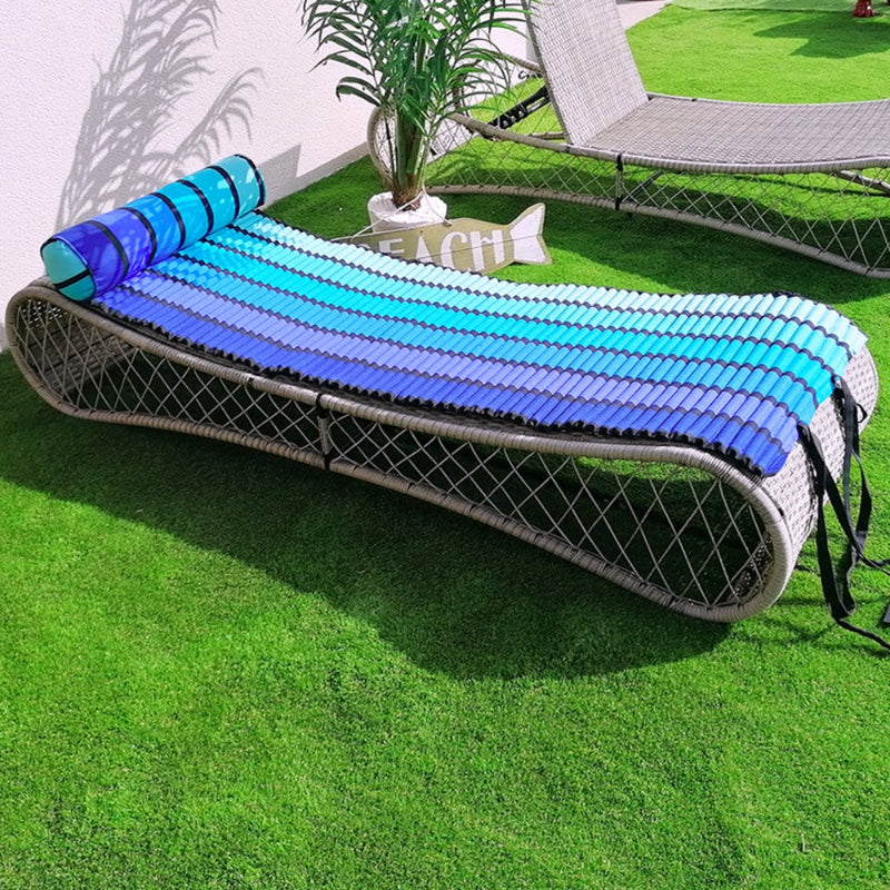 Matelas de plage pour bain de soleil Happy blue rayures indémodables dégradées bleues verticales avec oreiller intégré facile à porter avec son anse en bandoulière . Qualité extérieure 100 % coton . Le comptoir de la plage