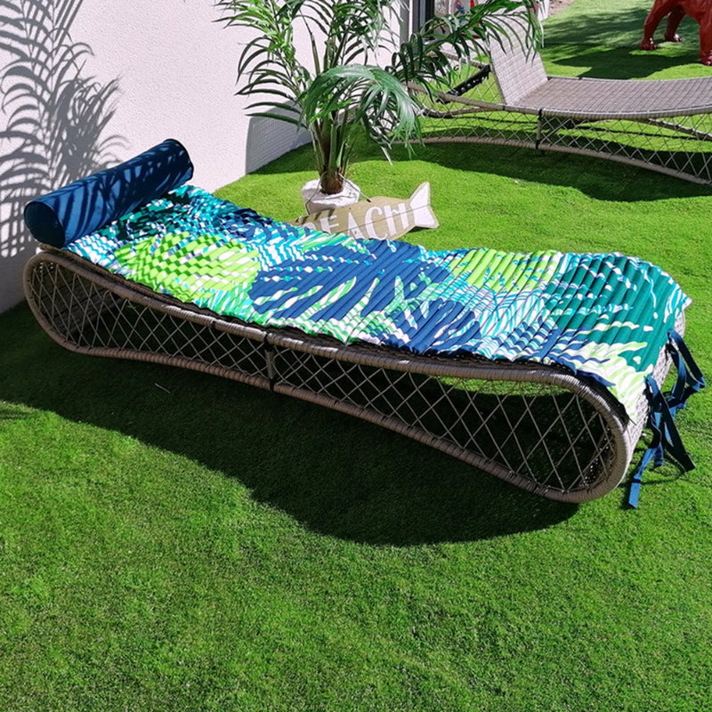 matelas de plage Tropical leaves avec motifs  feuillages avec oreiller intégré et anse bandoulière