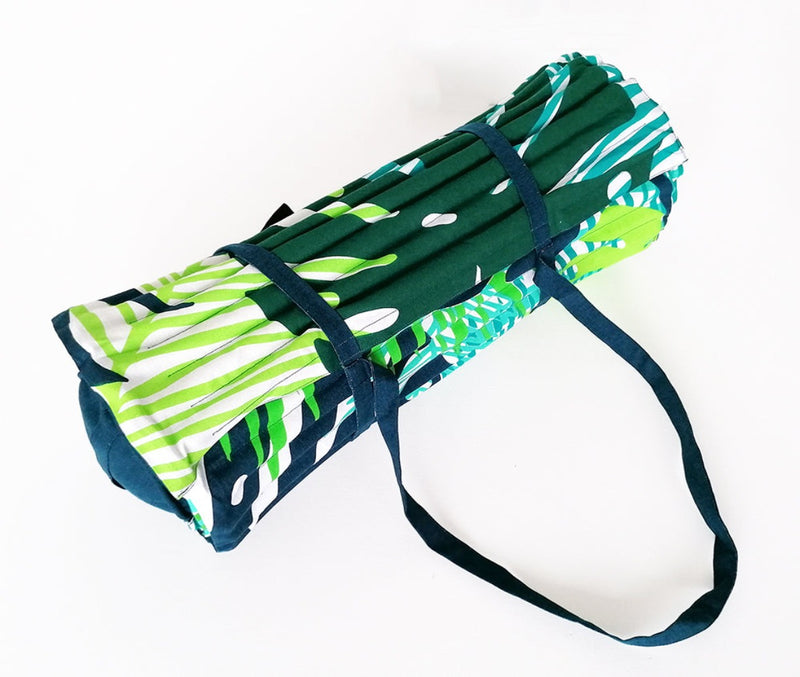 matelas de plage Tropical leaves avec motifs  feuillages avec oreiller intégré facile à porter avec son anse en bandoulière