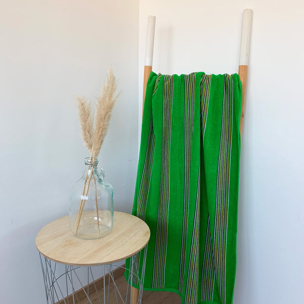 Serviette de plage éponge Velours Jacquard Milonga vert, large - Le comptoir de la plage