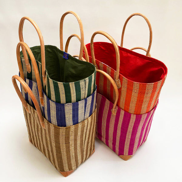 Panier artisanal de Madagascar Mitsio - 32x40x20 cm - Idéal pour la ville, la plage ou les courses, panier avec pochon, rayures bicolores - Fibres naturelles et poignées cuir - LE COMPTOIR DE LA PLAGE