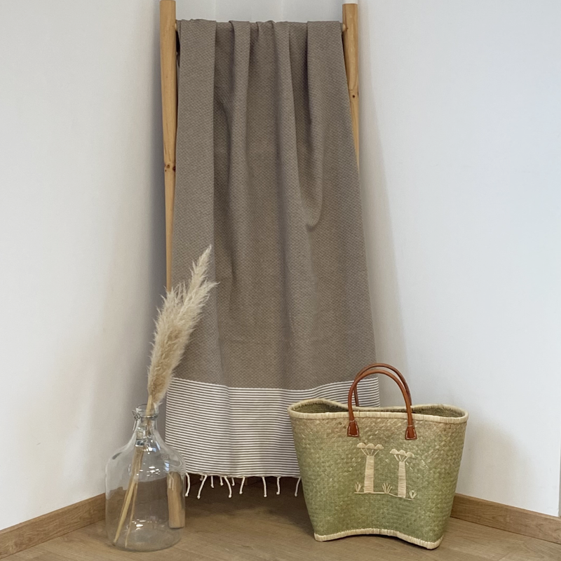 Drap de bain fouta plate nid d'abeille Mikanda taupe - Le comptoir de la plage
