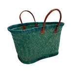 Panier Aravola artisanal turquoise MM en fibres naturelles avec poignées en cuir, dimensions 38×19×28 cm. Panier solide pour les courses, la plage ou la piscine, également appelé panier Marché, tressage Aravola.