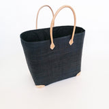 panier artisanal tamatave noir rabane fibre naturelle avec pochon, coins et poignées cuir dimensions 55x24x35 cm fond renforcé, idéal pour le marché ou la plage 

