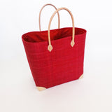 panier artisanal tamatave rouge rabane fibre naturelle avec pochon, coins et poignées cuir dimensions 55x24x35 cm fond renforcé, idéal pour le marché ou la plage 

