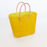 panier artisanal tamatave safran rabane fibre naturelle avec pochon, coins et poignées cuir dimensions 55x24x35 cm fond renforcé, idéal pour le marché ou la plage 