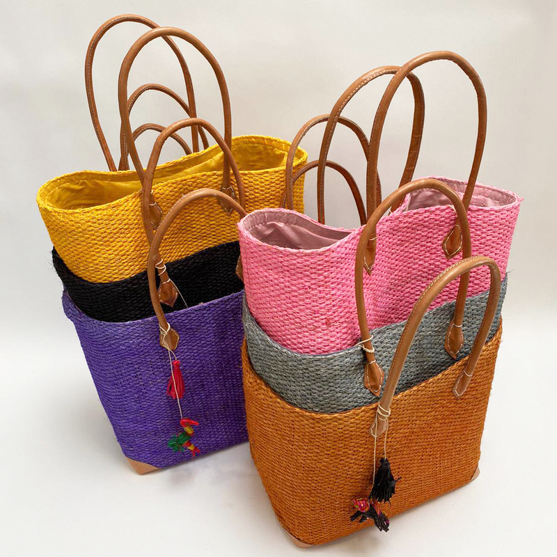 Panier artisanal de Madagascar Bekily - 34x40x20 cm - Idéal pour la ville, la plage ou les courses, panier avec pochon - Fibres naturelles et poignées cuir - LE COMPTOIR DE LA PLAGE