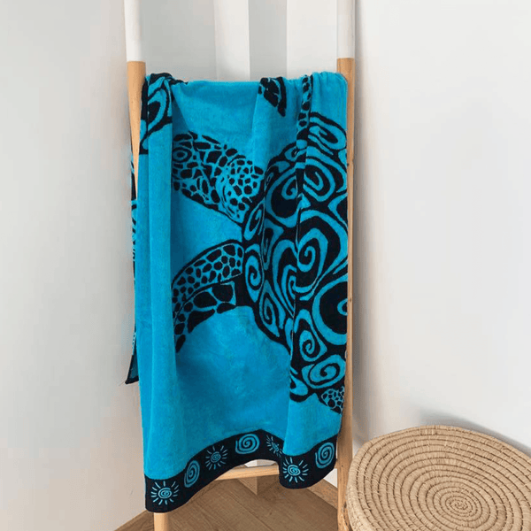 Serviette de plage turquoise Turtle 100x175cm 470gm² éponge velours Jacquard motifs tortues noires sur fond turquoise LE COMPTOIR DE LA PLAGE