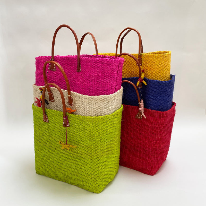 Panier artisanal de Madagascar Sisal Tana - 34x40x20 cm - Idéal pour la plage ou la piscine ou la ville - Fibres naturelles et poignées cuir - LE COMPTOIR DE LA PLAGE