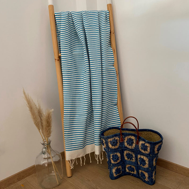 Drap de bain fouta plate rayée en coton Yadara turquoise - Le comptoir de la plage