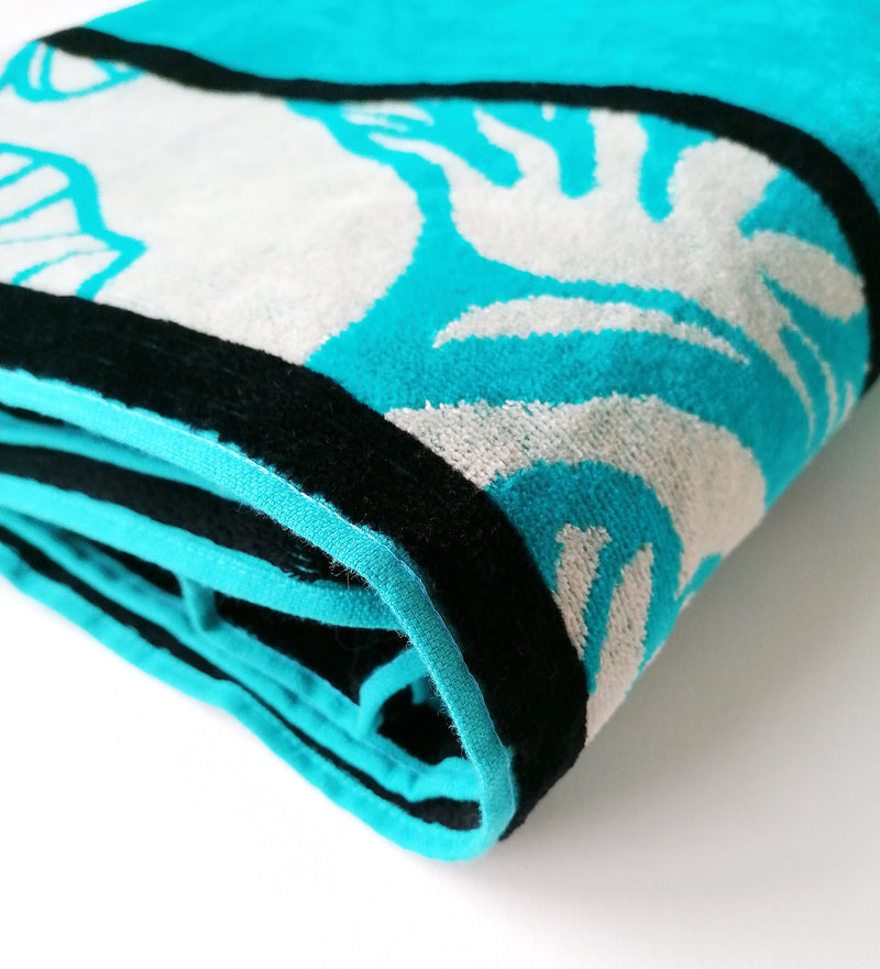 Serviette de plage XXL King motif gekko et jinko sur fond coloris bleus Dimension 140x200cm 420gm² 100% coton