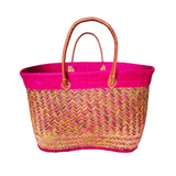 panier artisanal antaly fuchsia taille GM avec bordure rabane unie rouge et poignées cuir, fibres naturelles, dimension 30×56×23 cm. 
solide, idéal pour les courses ou la plage.

