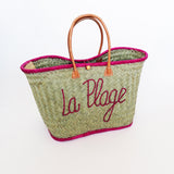 panier artisanal aravola pasika luxe GM brodé la plage fuchsia en fibres naturelles, tressage traditionnel en aravoula dimension 50x20x32 avec finition brodée et fermeture bouton, idéal pour la plage, le marché et la ville