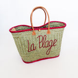 panier artisanal aravola pasika luxe GM brodé la plage rouge GM en fibres naturelles, tressage traditionnel en aravoula dimension 50x20x32cm  avec finition brodée et fermeture bouton, idéal pour la plage, le marché et la ville