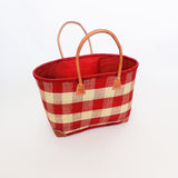 panier artisanal beloha rouge rabane GM motifs carreaux avec pochon rabane coins cuir dimensions 50×20× 35 cm robuste et élégant, parfait pour sorties et marché, robuste et élégant