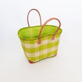 panier artisanal beloha vert anis rabane GM motifs carreaux avec pochon rabane coins cuir dimensions 50×20×35 cm robuste et élégant, parfait pour sorties et marché, robuste et élégant