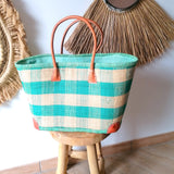 panier artisanal beloha vert d'eau rabane GM motifs carreaux avec pochon rabane coins cuir dimensions 50×20×35 cm robuste et élégant, parfait pour sorties et marché, robuste et élégant