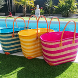 pile panier artisanal ambanja fuchsia, safran , turquoise fibres naturelles GM rabane coins cuir avec pochon dimensions 50×20×35 cm robuste et élégant, parfait pour sorties et marché, robuste et élégant