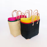 panier artisanal tamatave rabane fibre naturelle avec pochon, coins et poignées cuir dimensions 55x24x35 cm fond renforcé, idéal pour le marché ou la plage 