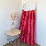 serviette de plage éponge velours jacquard milonga fuchsia taille 90x170 cm, 400 g/m², en coton Jacquard douce et absorbante. Idéale plage, piscine ou sport.