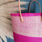 zoom panier artisanal rabane ivato fuchsia coins cuir, Poignées cuir avec pochon dimensions 50 × 20 × 30 cm, parfait pour sorties et marché, robuste et élégant